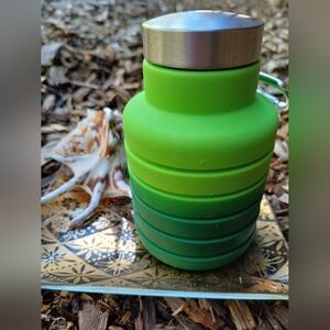 Collapsible Water Bottle Green Silicone Modern EXPRESSIONS NEW WITH TAGS